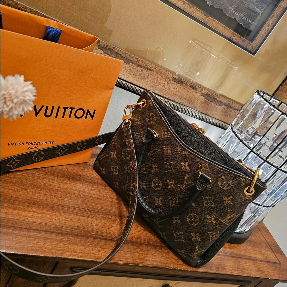 Louis Vuitton Pallas BB Crossbody Noir
Lowest Price on Posh